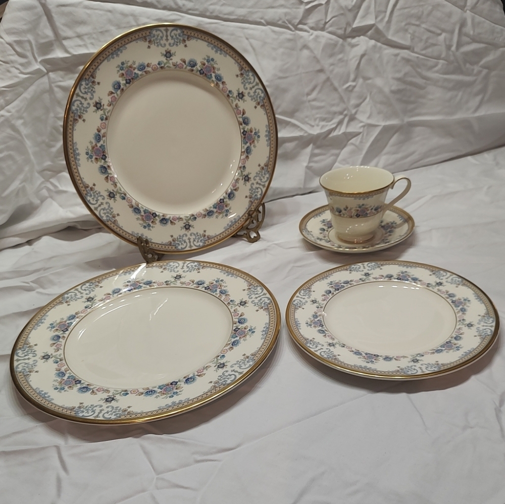 Vintage 1975 Royal Doulton Minton Avonlea Fine Bone China. 5 PC TOTAL